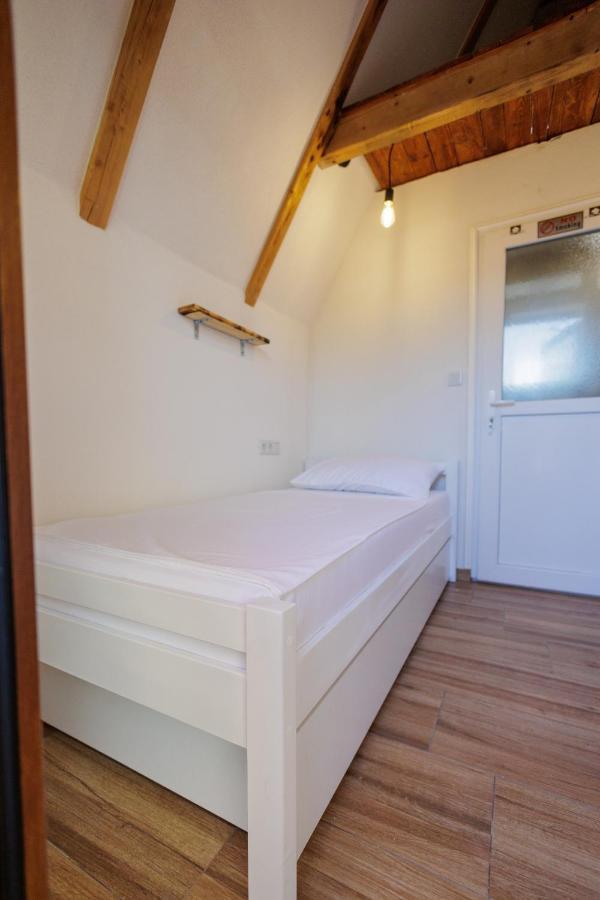 Resort La Familia Bihac Bagian luar foto